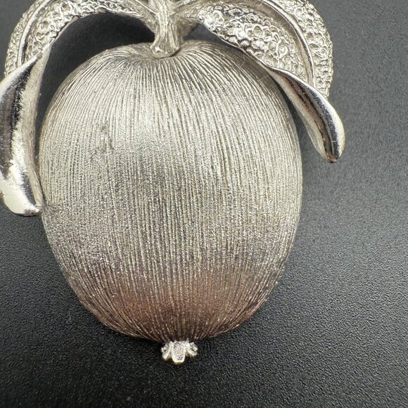 Vintage Sarah Coventry Silver Tone Apple Brooch Pin Textured Fruit With Leaf Des - Picture 3 of 6